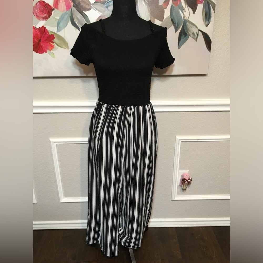 Black and White Wide Leg Jumpsuit NWOT - Picture 5 of 11